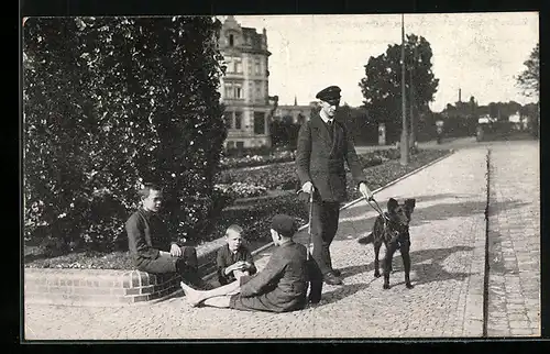 AK Blinden-Führhund führt seinen Herrn um spielende Kinder herum