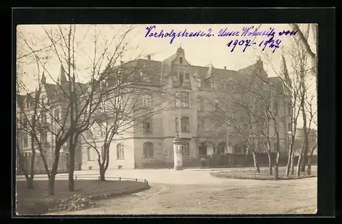 Foto-AK Karlsruhe, Gebäude Vorholzstrasse 2, Litfasssäule