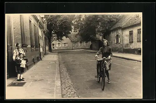 Foto-AK Mühlburg, Söternstrasse 11, Frau mit Fahrrad