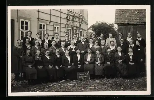 Foto-AK Witzleben, Frauenhilfe 1938, Gruppenfoto der Mitglieder vor Haus und Scheune
