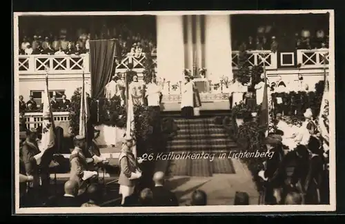 Foto-AK Lichtenberg, 26. Katholikentag, Messe mit Priestern am Altar, Publikum, Soldaten und Fahnen