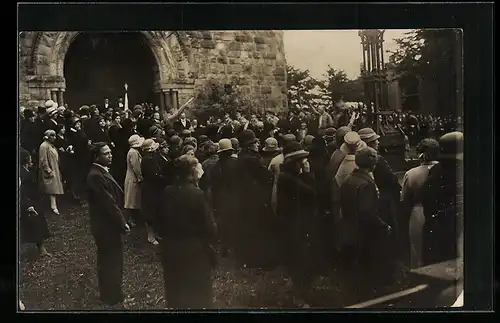 Foto-AK Dortmund-Marken, Beerdigung Pfarrer Reinard Deihs, Trauergemeinde vor der Kirche, 1932