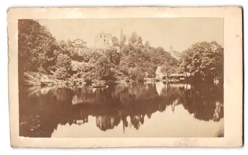 Fotografie unbekannter Fotograf, Ansicht Tharand, Blick über den Teich nach der Ruine