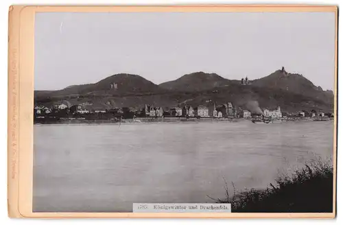 Fotografie Stengl & Co., Dresden, Ansicht Königswinter, Blick über den Rhein nach der Stadt mit Burg Drachenfels