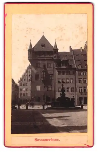 Fotografie unbekannter Fotograf, Ansicht Nürnberg, Blick auf das Nassauerhaus mit Brunnen