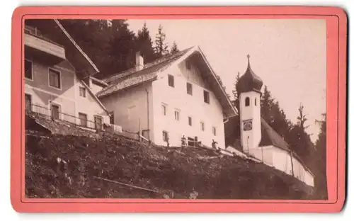 Fotografie unbekannter Fotograf, Ansicht Heiligwasser, Blick hinauf zur Wallfahrtskirche