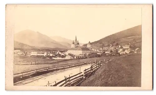 Fotografie Nikolaus Kuss, Maria Zell, Ansicht Mariazell, alte Strasse mit Blick nach dem Ort und Kloster