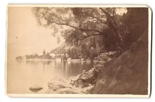 Fotografie Carlo Bosetti, Bellagio, Ansicht Varenna, Blick über den See nach dem Ort