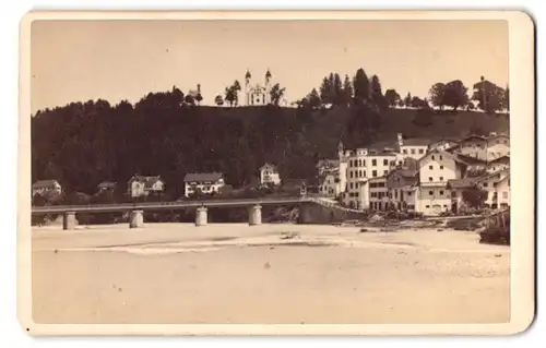 Fotografie unbekannter Fotograf, Ansicht Bad Tölz, Blick in die Stadt mit der Brücke