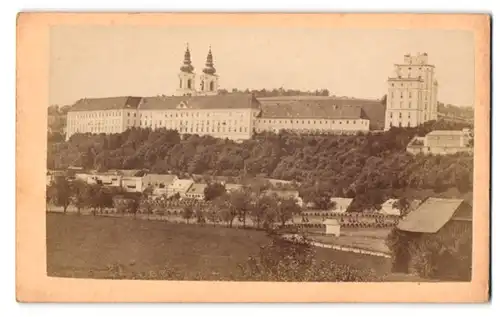 Fotografie unbekannter Fotograf, Ansicht Kremsmünster, Blick auf das Kloster Stift Kremsmünster