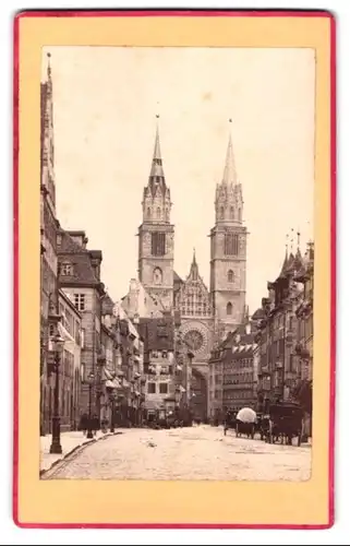 Fotografie unbekannter Fotograf, Ansicht Nürnberg, Vorderansicht der Lorenzkirche mit Geschäften