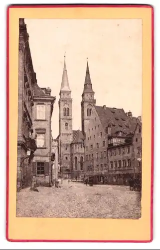 Fotografie unbekannter Fotograf, Ansicht Nürnberg, Strassenpartie mit Blick zur Sebalduskirche