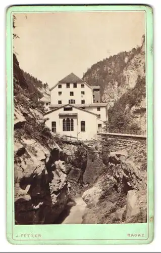 Fotografie J. Fetzer, Ragaz, Ansicht Bad Pfäfers, Blick auf das Bade Etablissement