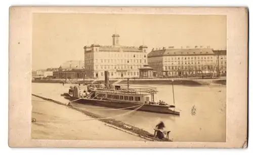 Fotografie J. C. Steuer, Wien, Ansicht Wien, Raddampfer vor der Direktion der Donau-Dampfschiffahrts-Gesellschaft DDSG