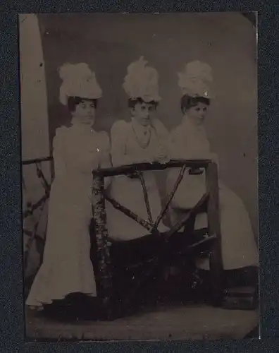 Fotografie Ferrotypie drei junge Damen in weissen Kleidern mit Federhüten