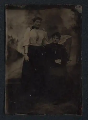 Fotografie Ferrotypie zwei junge Damen im dunklen Kleid und in heller Bluse
