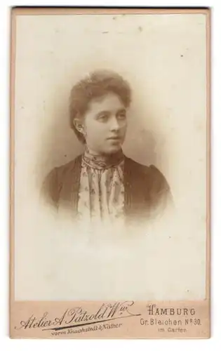 Fotografie A. Petzold, Hamburg, Gr. Bleichen 30, Junge Dame mit Lockenkopf in einer gemusterten Bluse