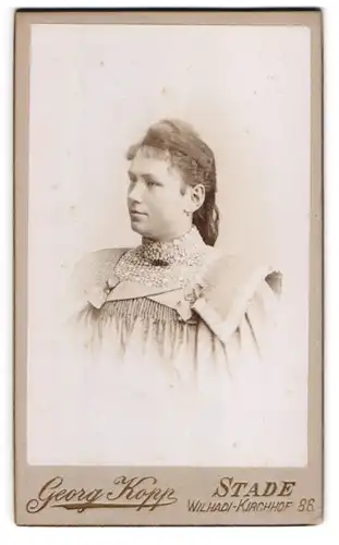 Fotografie Georg Kopp, Stade, Wilhadi-Kirchhof 86, Junge Dame mit Stirnlocken im gerüschten Kleid