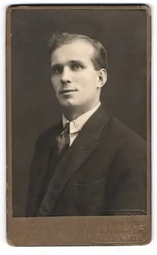 Fotografie unbekannter Fotograf und Ort, Bartloser junger Mann mit Krawatte und gestreiftem Hemd