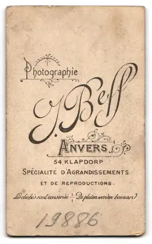 Fotografie J. Beff, Anvers, Kladorp 54, Pausbäckiges Baby auf einem Fell