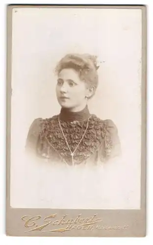 Fotografie C. Schubert, Hagen, Kaiserstrasse 1, Junge Dame mit Duttfrisur im Rüschenkleid