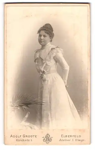 Fotografie Adolf Groote, Elberfeld, Kirchstrasse 1, Junge Dame mit Duttfrisur im eleganten weissen Kleid