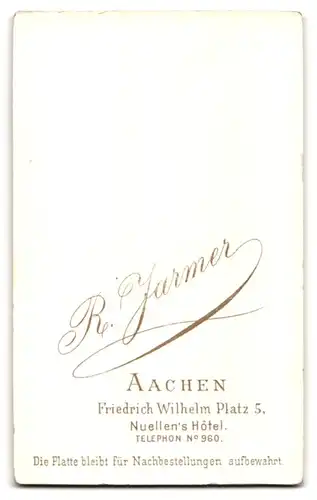Fotografie R. Jarmer, Aachen, Friedrich Wilhelm Platz 5, Dame mit dunklen Locken und Herr mit Brille und Fliege