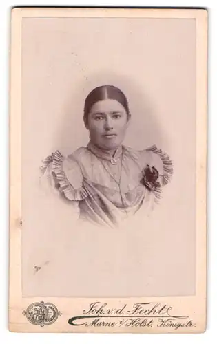 Fotografie Joh. von der Fechte, Marne /Holst., Königstrasse, Junge Dame mit Mittelscheitel und Brosche im Rüschenkleid