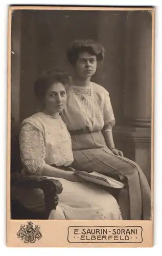 Fotografie E. Saurin-Sorani, Elberfeld, Zwei junge Damen mit gewellten Haaren im Sonntagsstaat