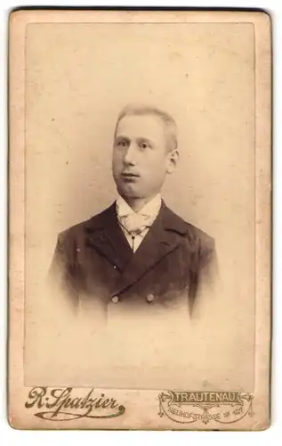Fotografie Robert Spatzier, Trautenau, Neuhofstrasse 127, Bartloser junger Mann mit raspelkurzen Haaren u. hellem Binder