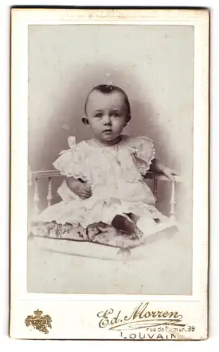 Fotografie Edouard Morren, Louvain, Rue de Namur 39, Baby im Spitzenkleid auf einem Kissen