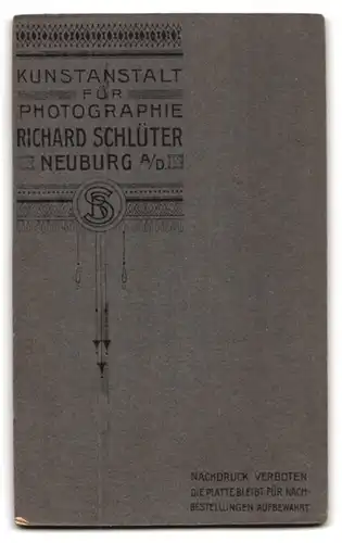 Fotografie Richard Schlüter, Neuburg a. D., Ernster Mann mit kurzen Haaren und Schnauzer im wollenen Jacket