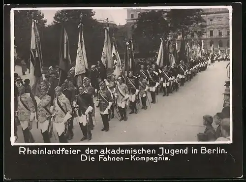 Fotografie unbekannter Fotograf, Ansicht Berlin, Rheinlandfeier der akademischen Jugend, Fahnen-Kompanie, Studentica