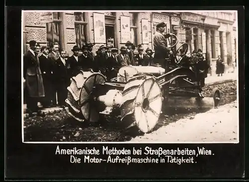 Fotografie unbekannter Fotograf, Ansicht Wien, Strassearbeiten mit amerikanischer Motor-Aufreissmaschine