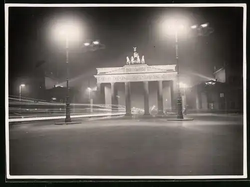 Fotografie unbekannter Fotograf, Ansicht Berlin, Brandenburger Tor mit langer Belichtungszeit aufgenommem