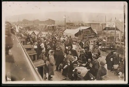 Fotografie Ansicht Vigneulles, Krankentransportstelle am Bahnhof, Zivilisten werden nach Deutschland transportiert, 1.WK