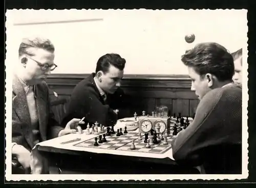 Fotografie Schach - Blitzschach, Schachspieler mit Schachbrett & Schachuhr