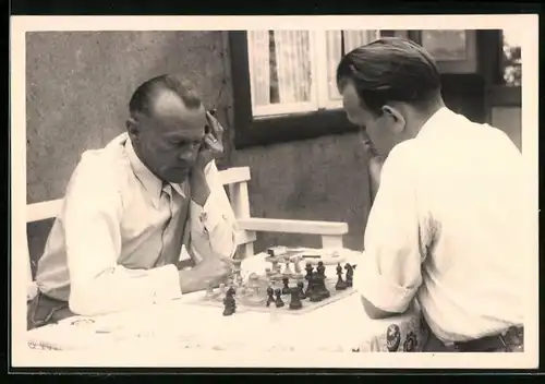 Fotografie Schach, Männer spielen eine Partie Schach