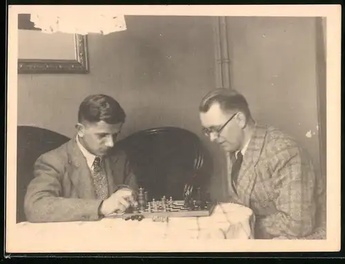 Fotografie Schach - Schachspiel, Männer spielen Schach