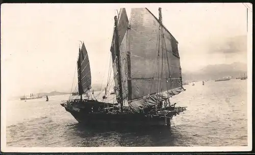 Fotografie unbekannter Fotograf, Ansicht Hong Kong / China, Dschunken-Segelschiff kreuzt im Hafen