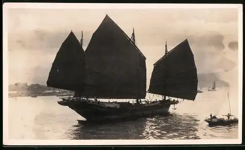 Fotografie unbekannter Fotograf, Ansicht Hong Kong / China, Dschunke Segelschiff im Hafen