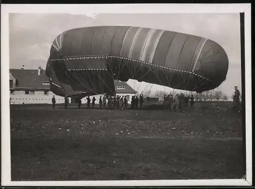 Fotografie 1.WK, Bayerische Feld-Luftschiffer lassen einen Fesselballon / Sperrballon aufsteigen