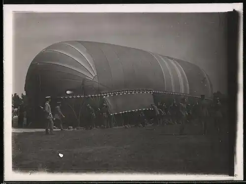 Fotografie 1.WK, Bayerische Feld-Luftschiffer machen einen Fesselballon / Sperrballon startklar