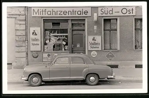 Fotografie unbekannter Fotograf, Ansicht Berlin, Auto Mercedes Benz vor der Mitfahrzentrale Süd-Ost