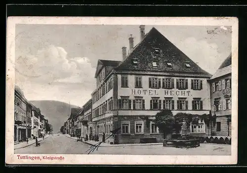 AK Tuttlingen, Königstrasse mit Hotel Hecht und Brunnen