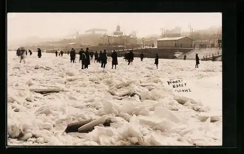 AK Mainz, Menschen auf dem eingefrorenen Rhein