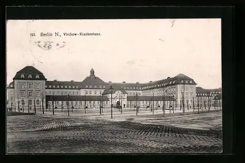 AK Berlin-Wedding, Virchow-Krankenhaus, Strassenansicht mit Vorplatz