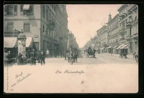 AK Karlsruhe, Blick in die Kaiserstrasse mit Spaziergängern und Kutsche