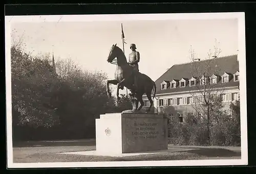 AK Karlsruhe i. B., Das Dragonerdenkmal