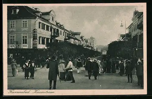 AK Franzensbad, Kaiserstrasse mit Kurgästen am Abend